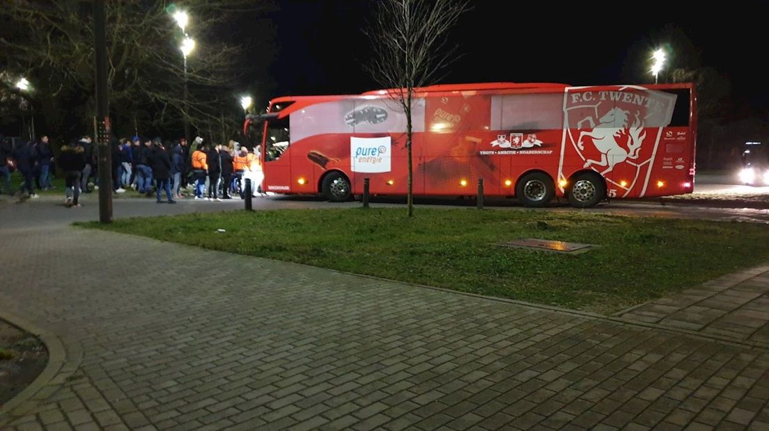 Spelersbus van FC Twente wordt opgewacht door boze supporters