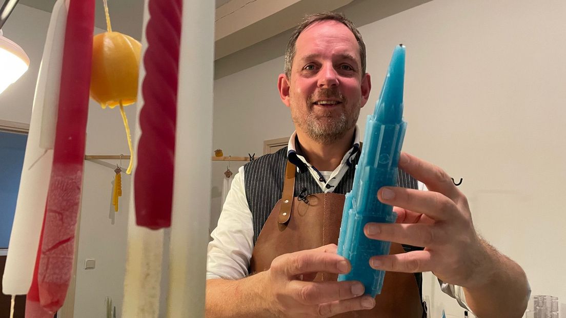 Naast 'gewone' kaarsen maakt Edward ook de Nieuwe Kerk in kaarsvorm