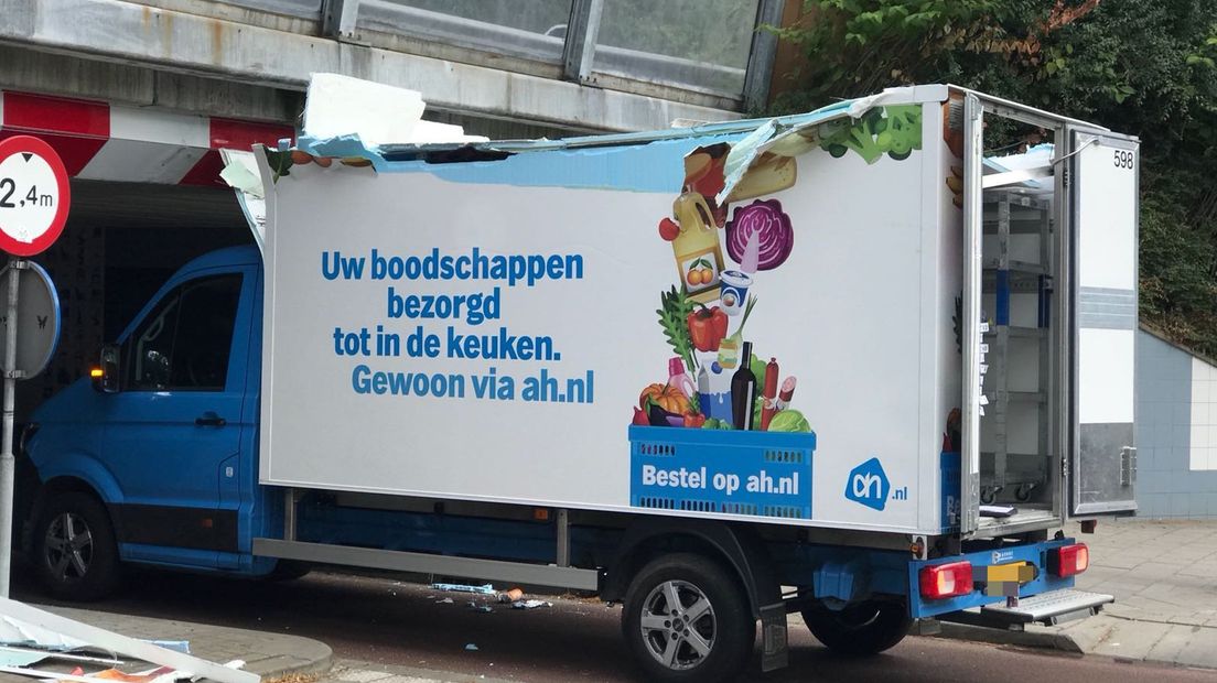 Een van de vele keren dat een vrachtwagen zich klem heeft gereden onder het viaduct