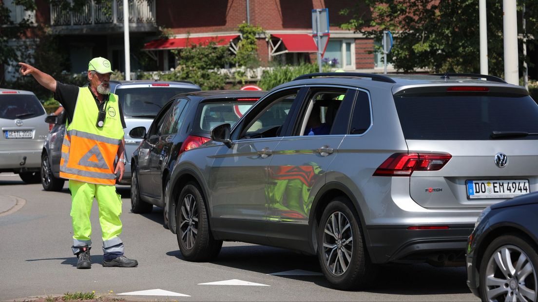 Een verkeersregelaar zondag aan het werk
