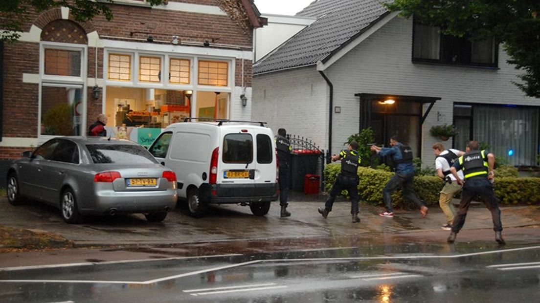 Agenten met getrokken pistool bij de pizzeria in Velp