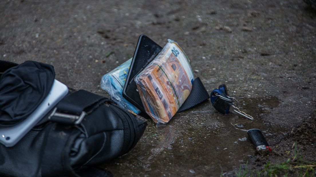 De man had stapels geldbiljetten bij zich
