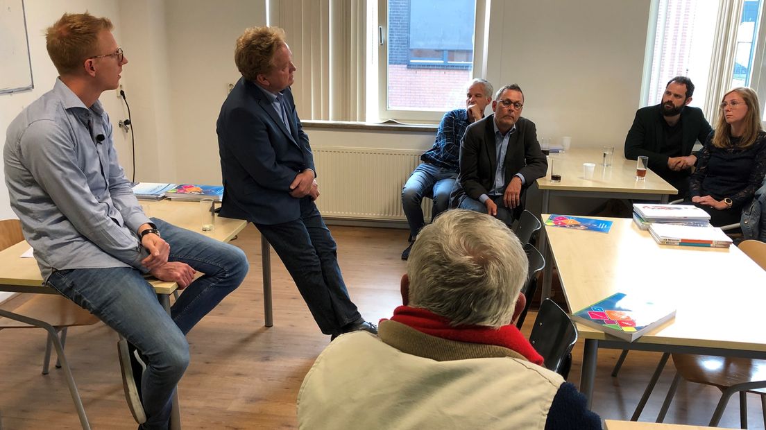 Raadsleden luisteren naar de zorgen van het MBO Amersfoort over de coffeeshop