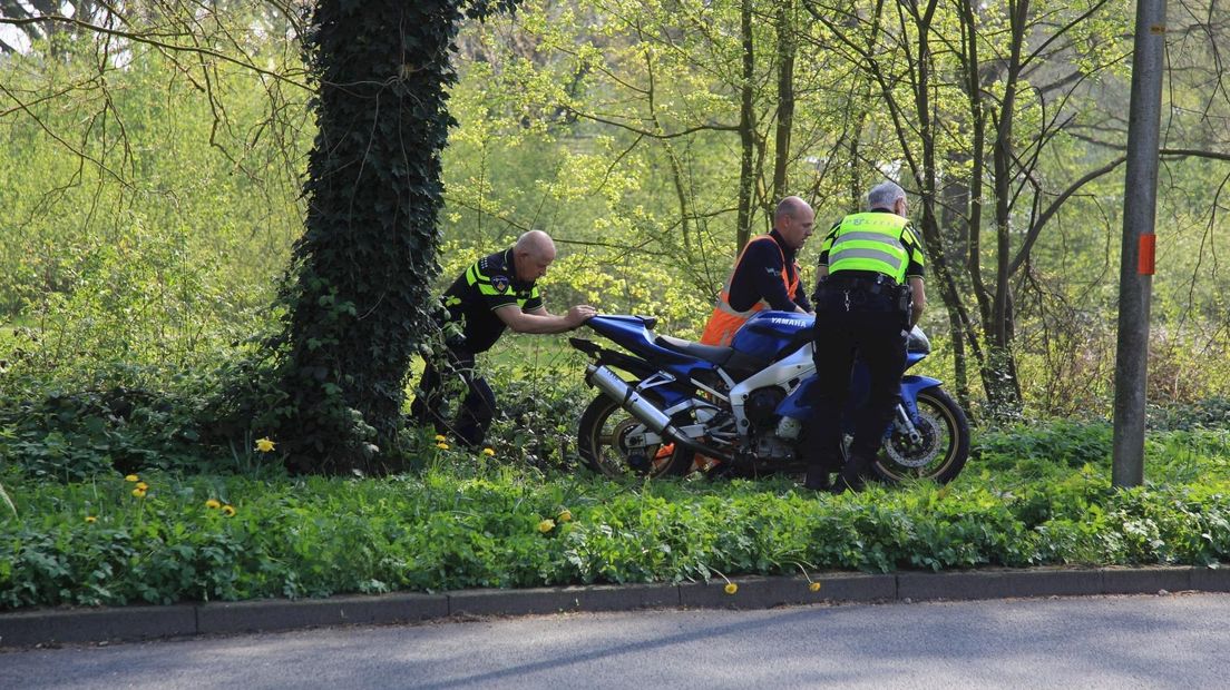 Motorrijder mist bocht in Raalte en raakt gewond bij valpartij