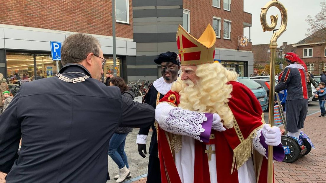 Kelder activering Automatisch Sinterklaas in meerdere dorpen en steden feestelijk onthaald; drukte alom -  RTV Oost