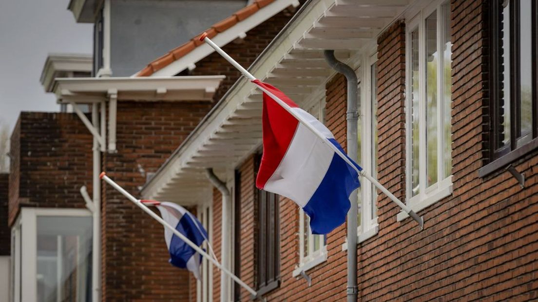 Vlaggen hangen halfstok vanwege de dodenherdenking.