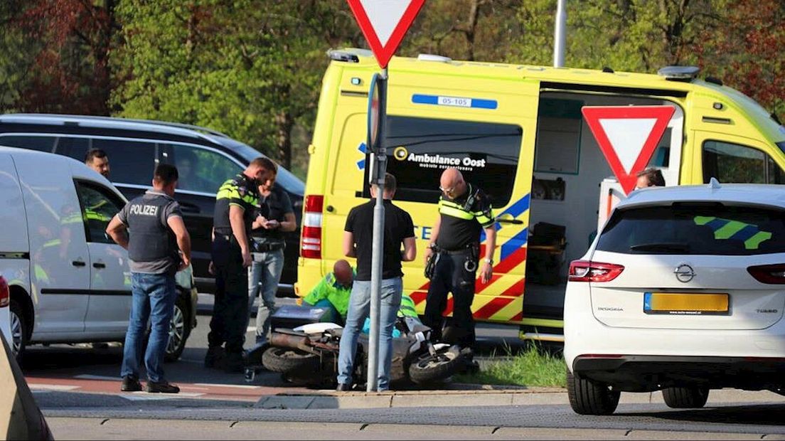 Scooterrijder raakt gewond bij aanrijding De Lutte