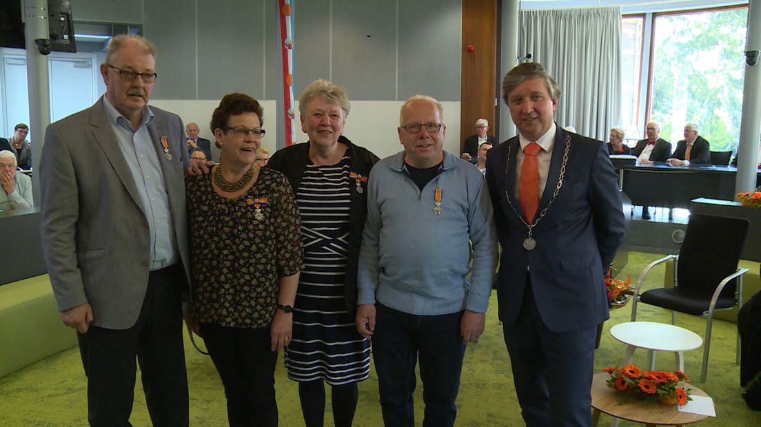 Woensdagochtend de dag voor Koningsdag, de traditionele lintjesregen komt ook in Tiel op gang. TEC-vrijwilliger Gerrit Gerritsen wordt onder valse voorwendselen naar het gemeentehuis gelokt, waar hem een grote verrassing staat te wachten.