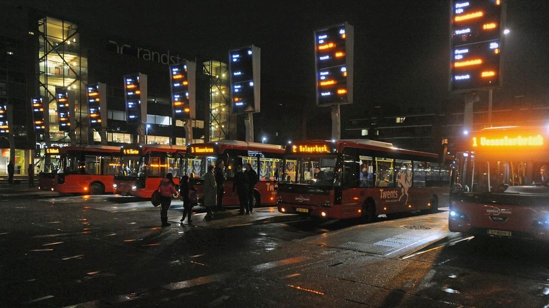 Syntus-bussen op het Stationsplein in Enschede