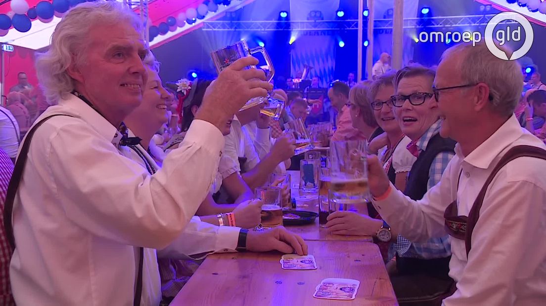 Bier, veel bier en Duits eten. Dat zijn toch wel de ingrediënten van Oktoberfest. Een traditie uit München, die steeds vaker ook in Gelderland te vinden is. Dit weekend wordt het georganiseerd in Zeddam en Zevenaar. 'Zes jaar geleden zijn we begonnen in de kroeg, maar nu zijn twee dagen stijf uitverkocht', vertelt Jörg Knuvink van de organisatie in Zeddam.