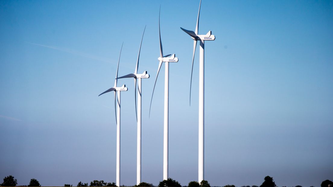 Omwonenden blijven zich verzetten tegen de plannen voor vier windmolens bij Angerlo in de gemeente Zevenaar, ook nu de provincie Gelderland zijn goedkeuring geeft aan het project. Maar gedeputeerde Jan Jacob van Dijk zegt niet gelukkig te zijn met het besluit van de provincie.