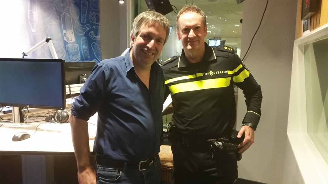 Politiechef Paul van Musscher (rechts) met Radio West-presentator Tjeerd Spoor.