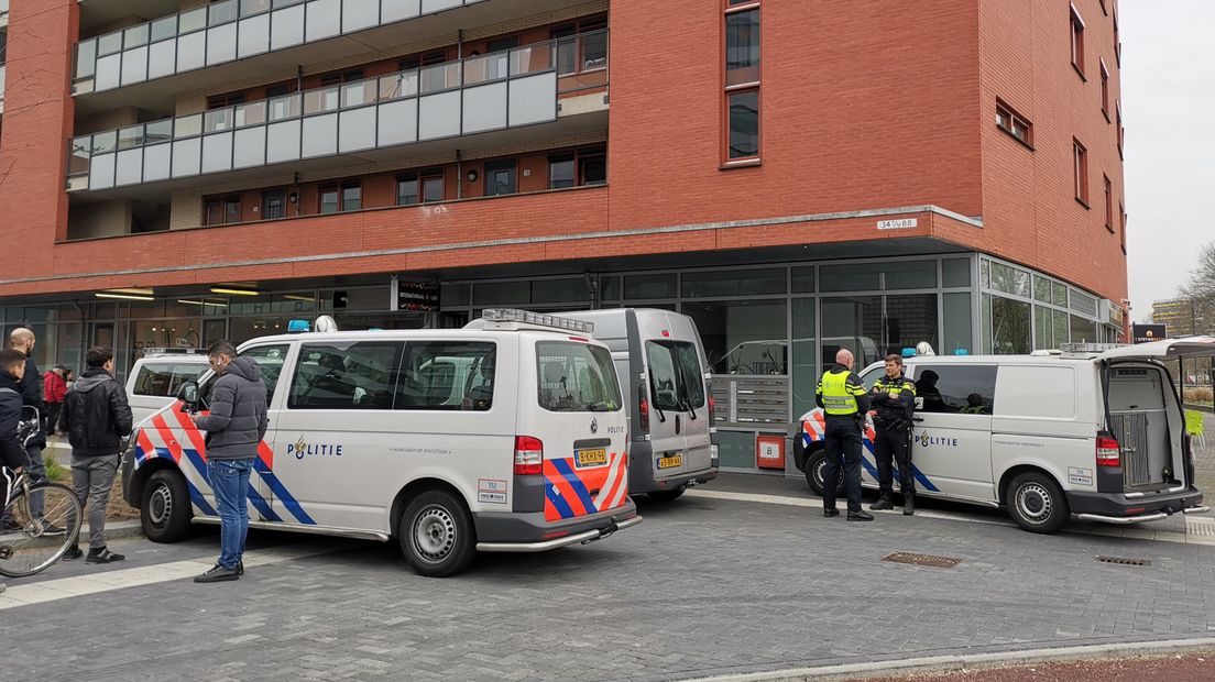 Politieactie aan de Tiberdreef in de Utrechtse wijk Overvecht.