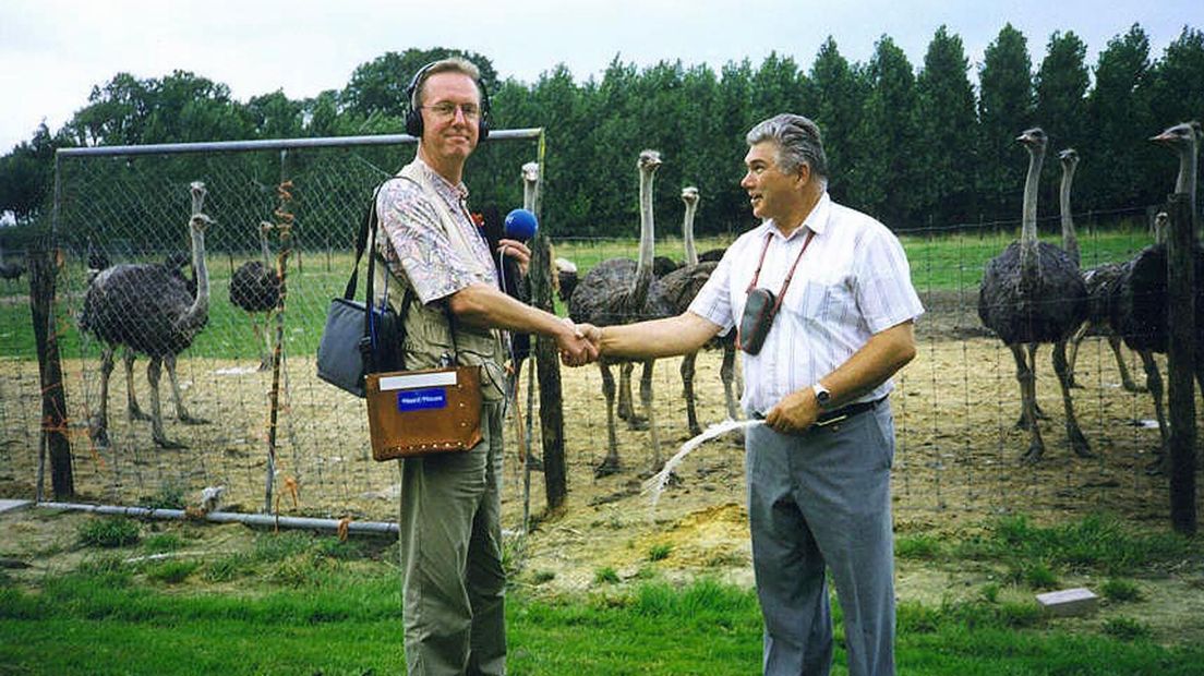 Henk Binnendijk op reportage bij een struisvogelfarm