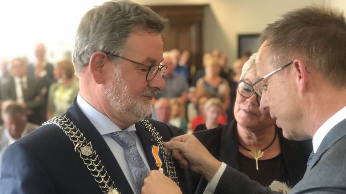 Burgemeester Rodenboog krijgt zijn lintje opgespeld