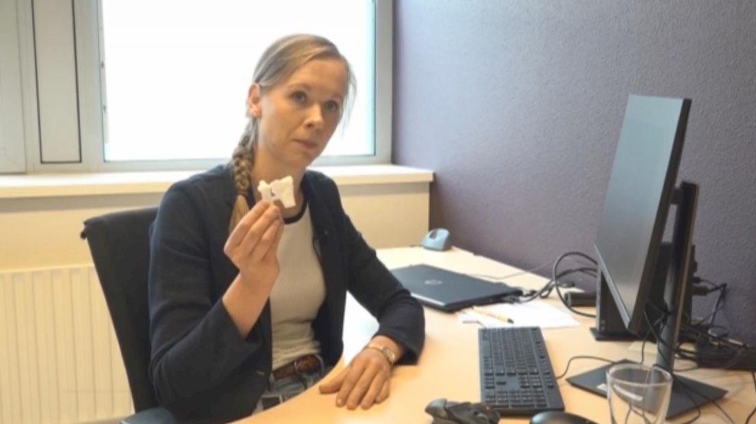 Technisch geneeskundige Femke Schröder met een 3D-mal