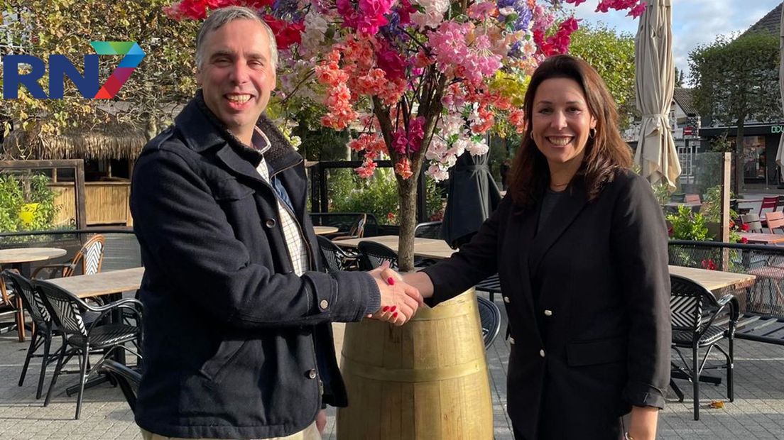 Arthur Janssen, voorzitter bestuur Centrum Management Wijchen, feliciteert Rosanne Pak met haar nieuwe baan