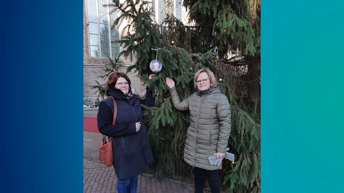 Moeder Anneke en tante Petra bij Joris' Kerstboom