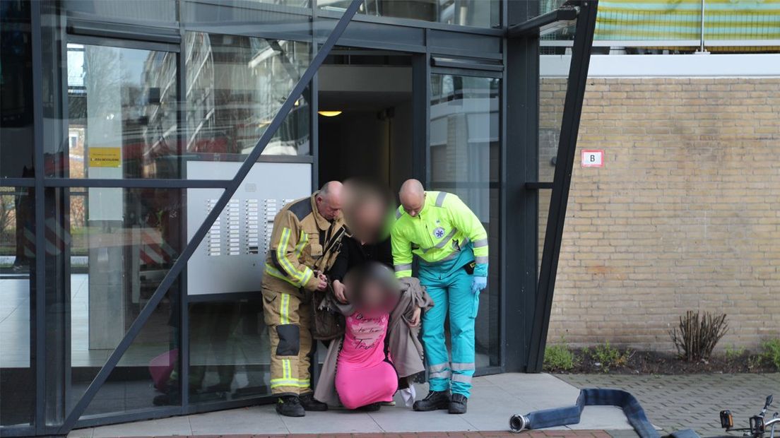 Brandweer- en ambulancepersoneel ondersteunen een van de slachtoffers