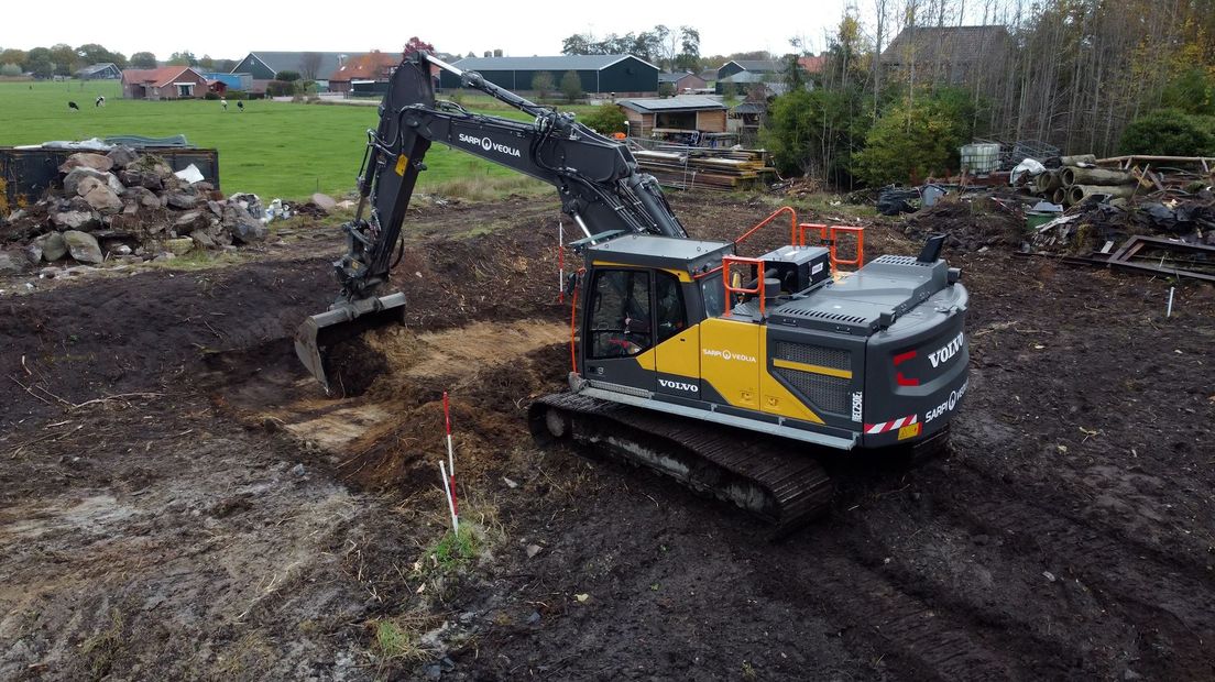 Er moet zo'n 1100 kuub grond worden afgegraven en afgevoerd, dat zijn 40-50 vrachtwagens vol