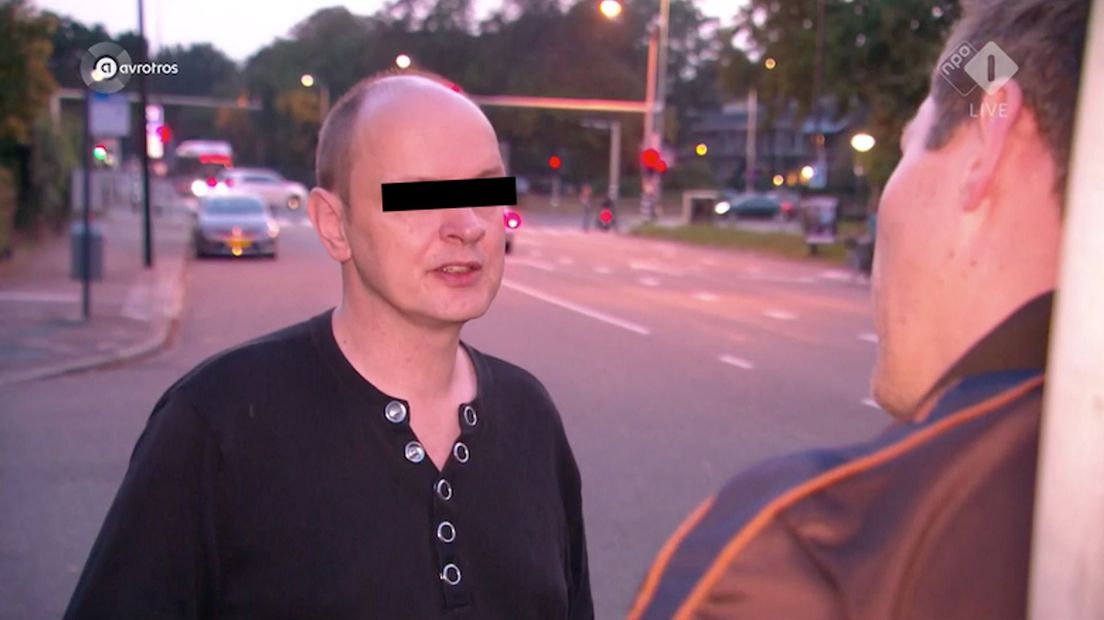 Johan S. als hij op tv wordt geconfronteerd met de verhalen van zijn slachtoffers.