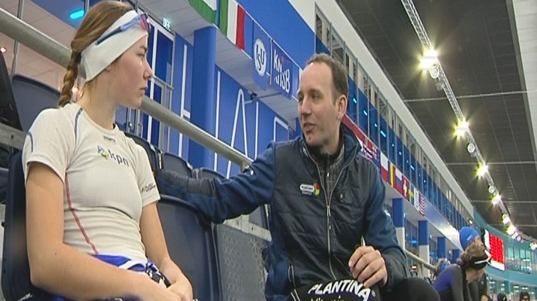 Schaatscoach Martin ten Hove met pupil