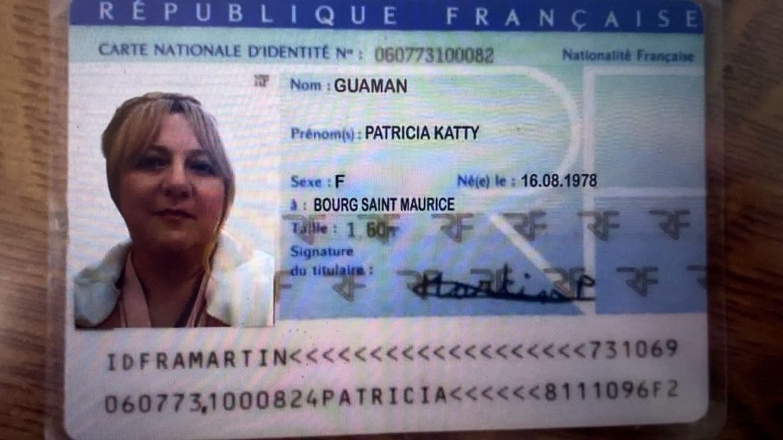 Het paspoort van Patricia. Er is weinig moeite gedaan om het echt te laten lijken.