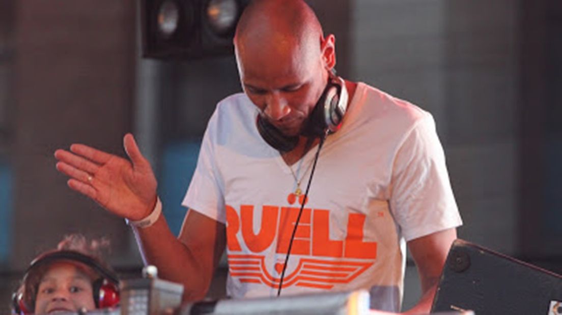 Dj Ruëll op de Vismarkt in Groningen tijdens Koninginnedag 2011