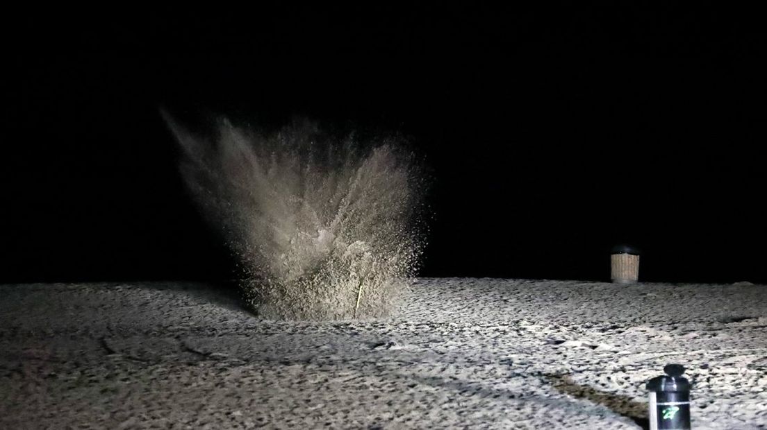 Op het Zuiderstrand bracht de EOD het explosief tot ontploffing.