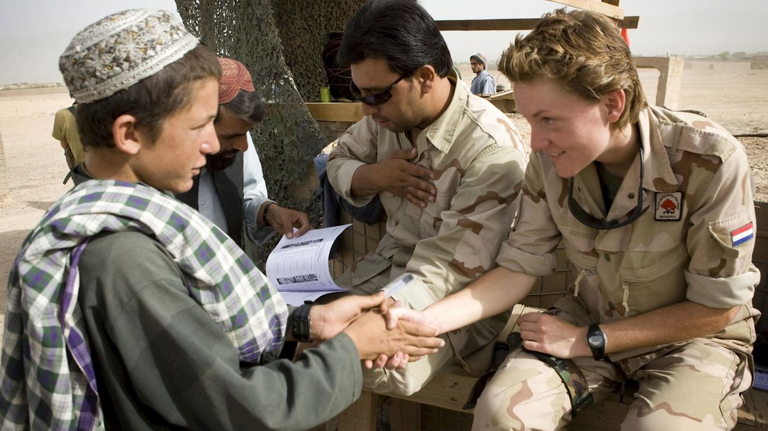 militairen in Uruzgan met lokale bevolking