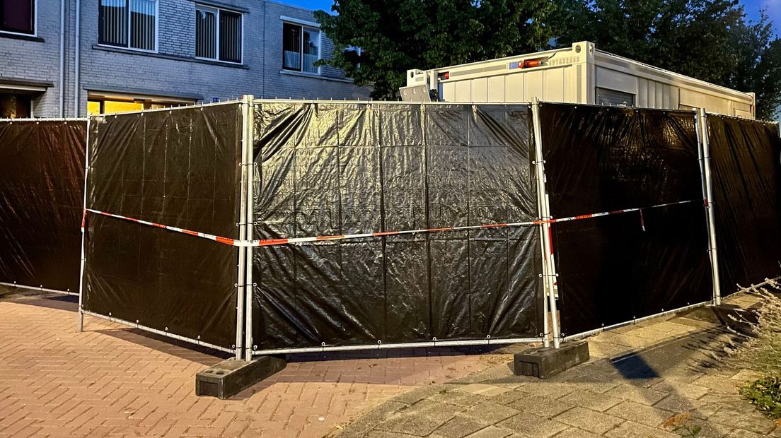 De woning was de hele nacht afgeschermd met zwarte hekken