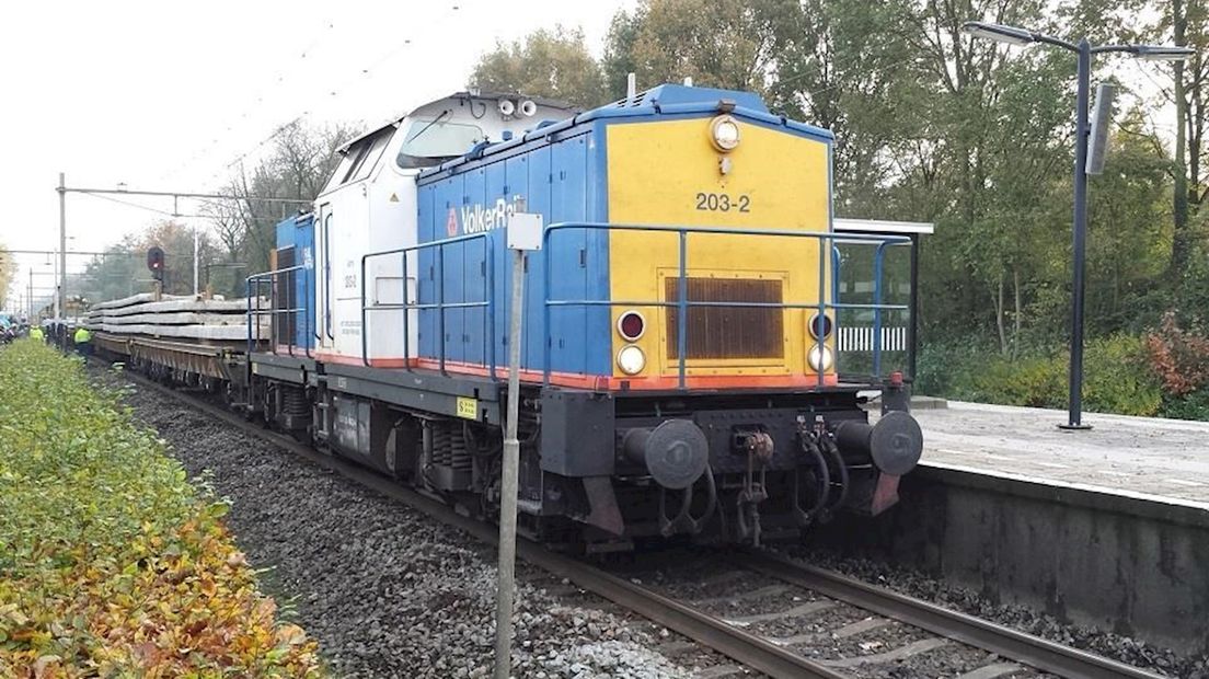 De robottrein op het spoor in Borne