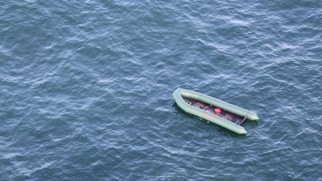 Op de zijkant van de boot zijn in het rood tekens te vinden die de Engelse kustwacht aanbrengt
