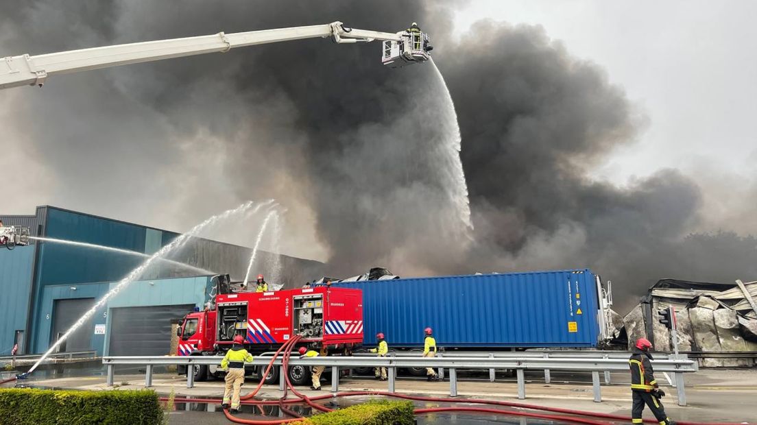Woensdagmiddag wordt er nog nageblust bij het door brand getroffen bedrijf