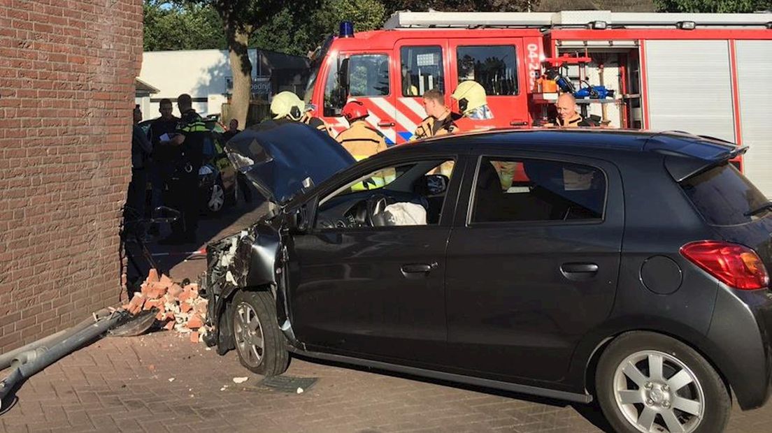 Auto botst tegen gevel supermarkt in Diepenveen