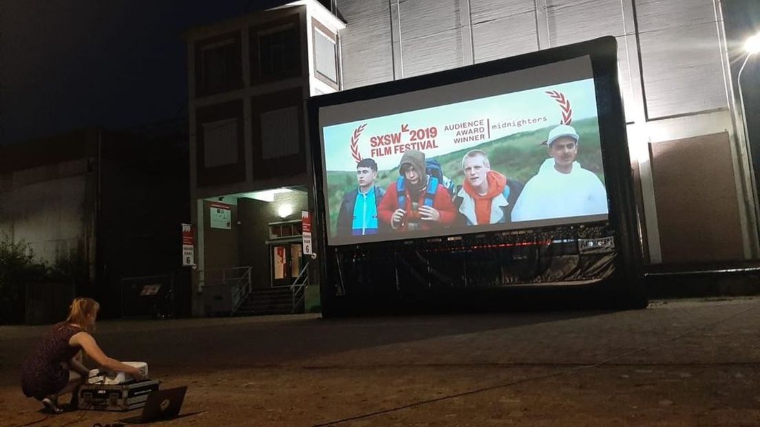 Aan de Havenkade komt een scherm, waar bezoekers vanaf het Havenkanaal in een rubberboot film kunnen kijken (Rechten: Reinout Hellenthal)