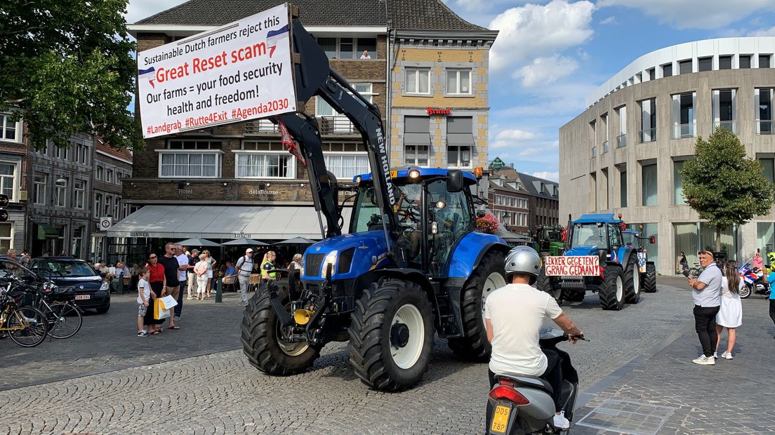 Tractors verzamelen zich op de Markt in Maastricht