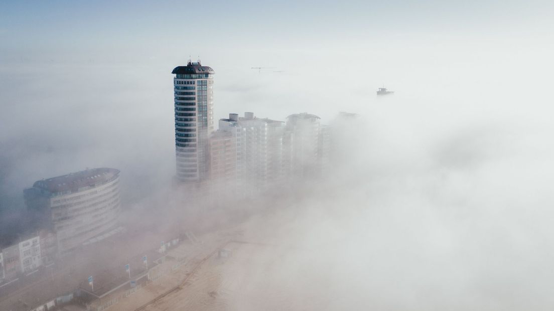 Sardijntoren steekt boven de mist uit