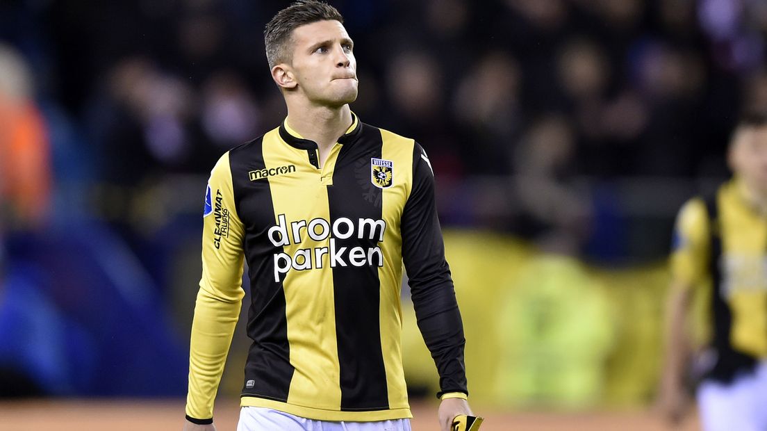Een crisisgesprek moet vrijdag leiden tot de wederopstanding van Vitesse op bezoek bij SC Heerenveen. De spelersgroep sluit de rijen na vier nederlagen op rij. 'Wij staan achter de trainer', zegt de aanvoerder.