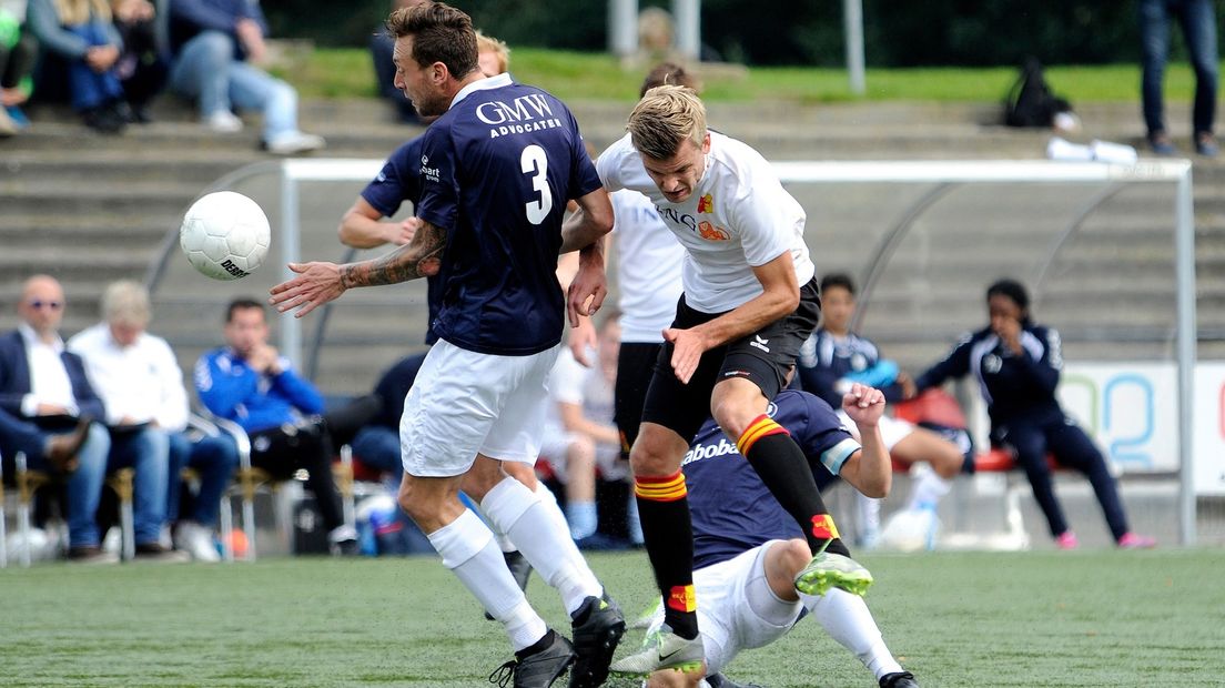 Be Quick-speler Arnoud Bentum (in het witte shirt) probeert een tackle te ontwijken archief