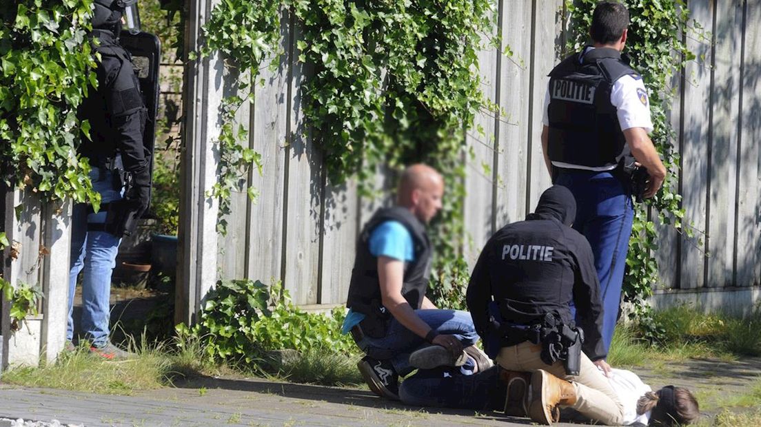Arrestatieteam pakt man op in Enschede