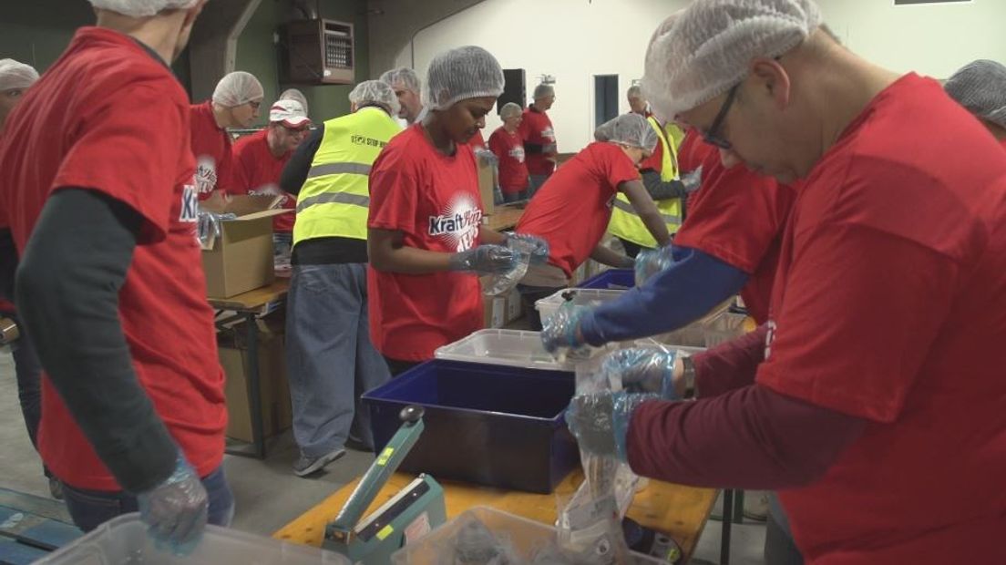 In Elst worden momenteel voedselpakketten gevuld voor mensen in Afrika. Liefst 125.000 pakketten gaan de deur uit.