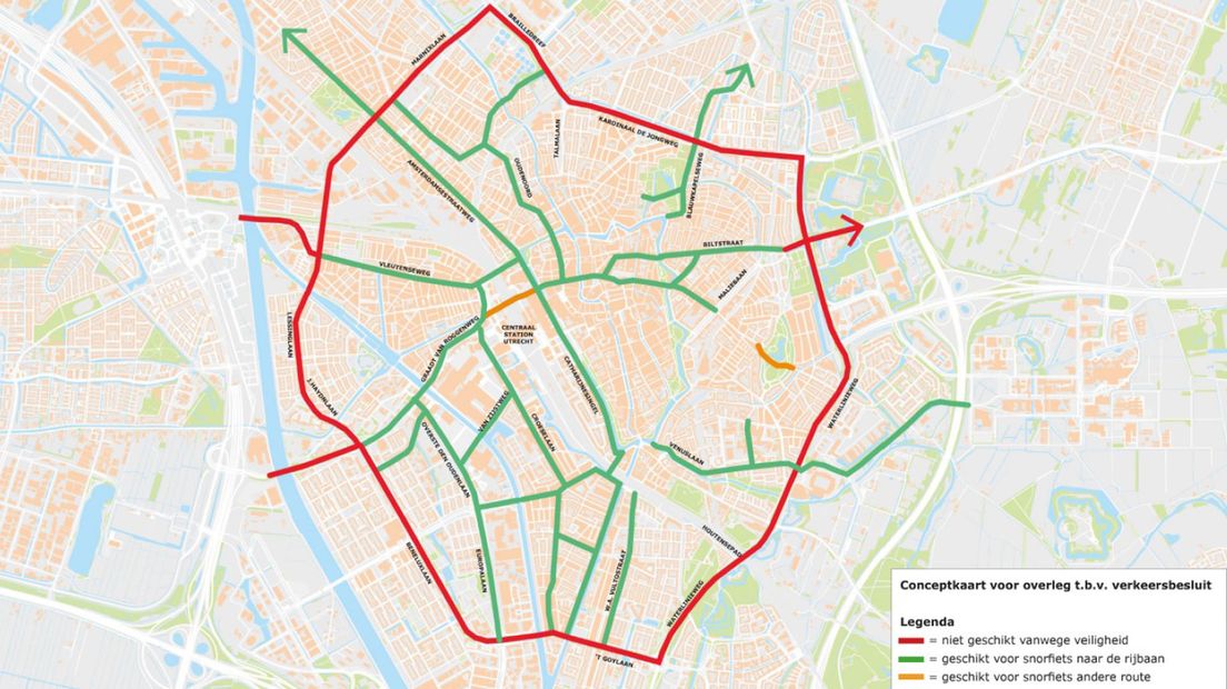 De groene wegen zijn volgens de gemeente geschikt voor bromfietsers op de rijbaan.