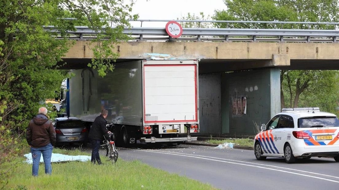 Vrachtwagen vast onder viaduct in Raalte