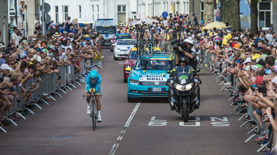 Vincenzo Nibali snelt richting Stadsschouwburg tijdens de Tour van 2015.