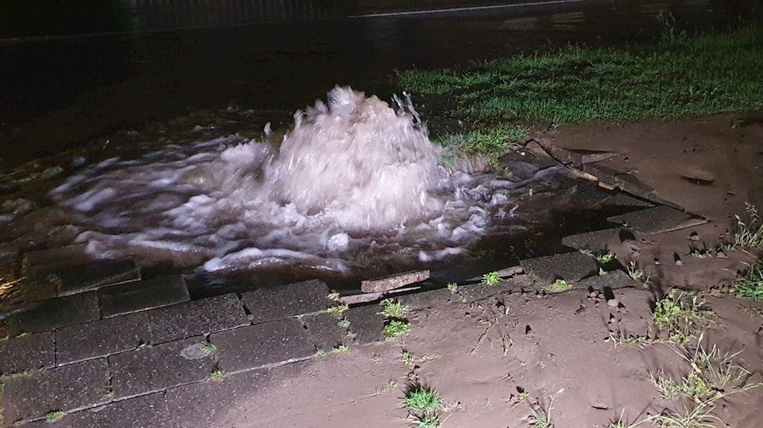 Gesprongen waterleiding in de Woolderesweg