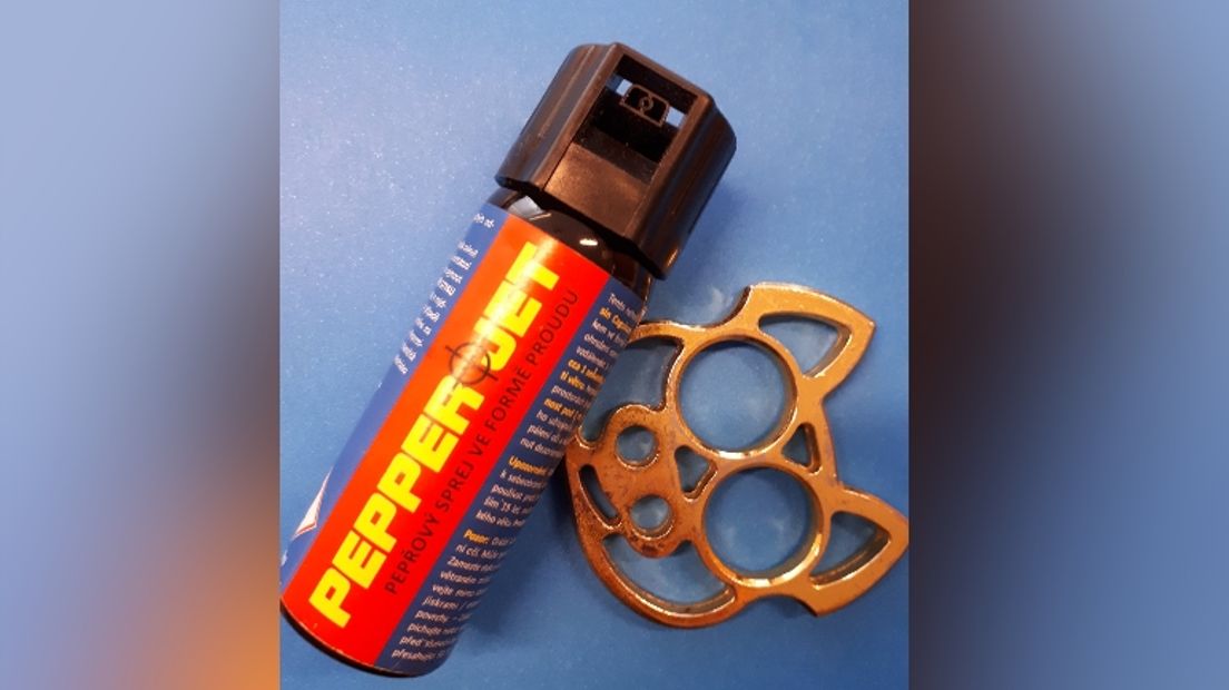 Pepperspray en boksbeugel leveren 600 euro boete op (Rechten: Twitter @wijkagent_slomp)