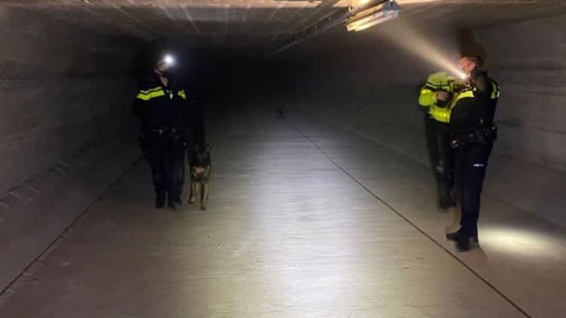 De politie in de tunnelbuis bij Heerde.