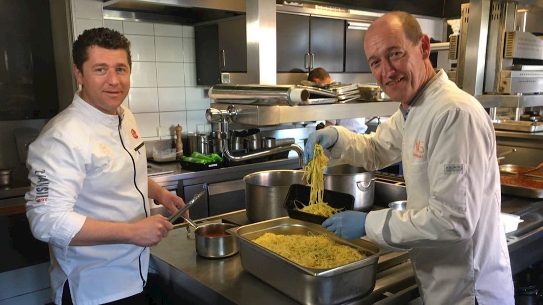 Sterrenkok Lars van Galen en burgemeester Sander Schelberg boven de pasta