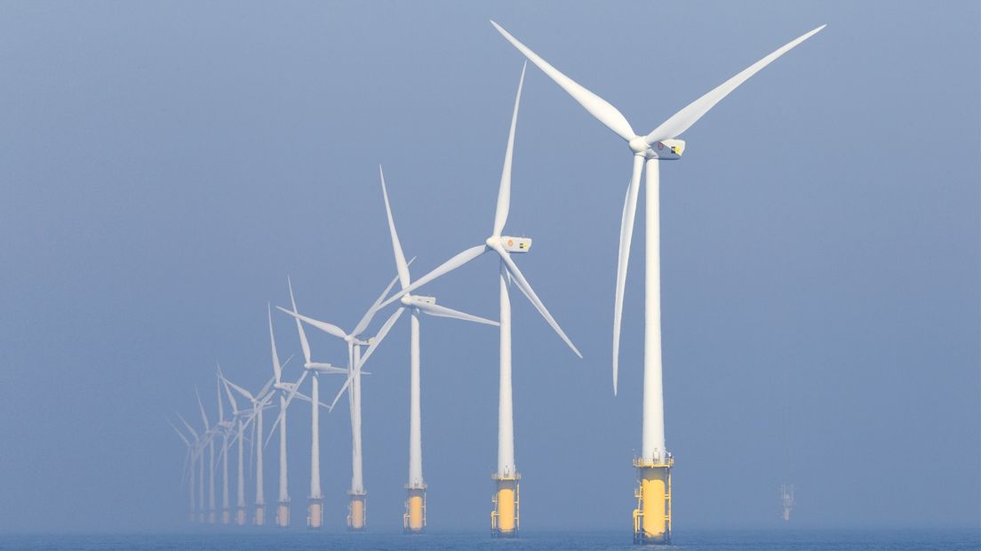 Een windmolenpark op zee